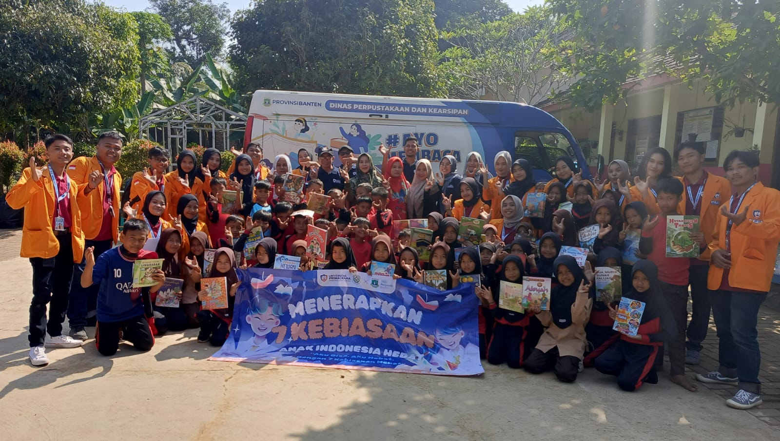 KKM Kelompok 8 Universitas Primagraha: Perpustakaan Keliling dan "7 Kebiasaan Anak Indonesia Hebat" Tingkatkan Minat Baca di SDN Gadaraha