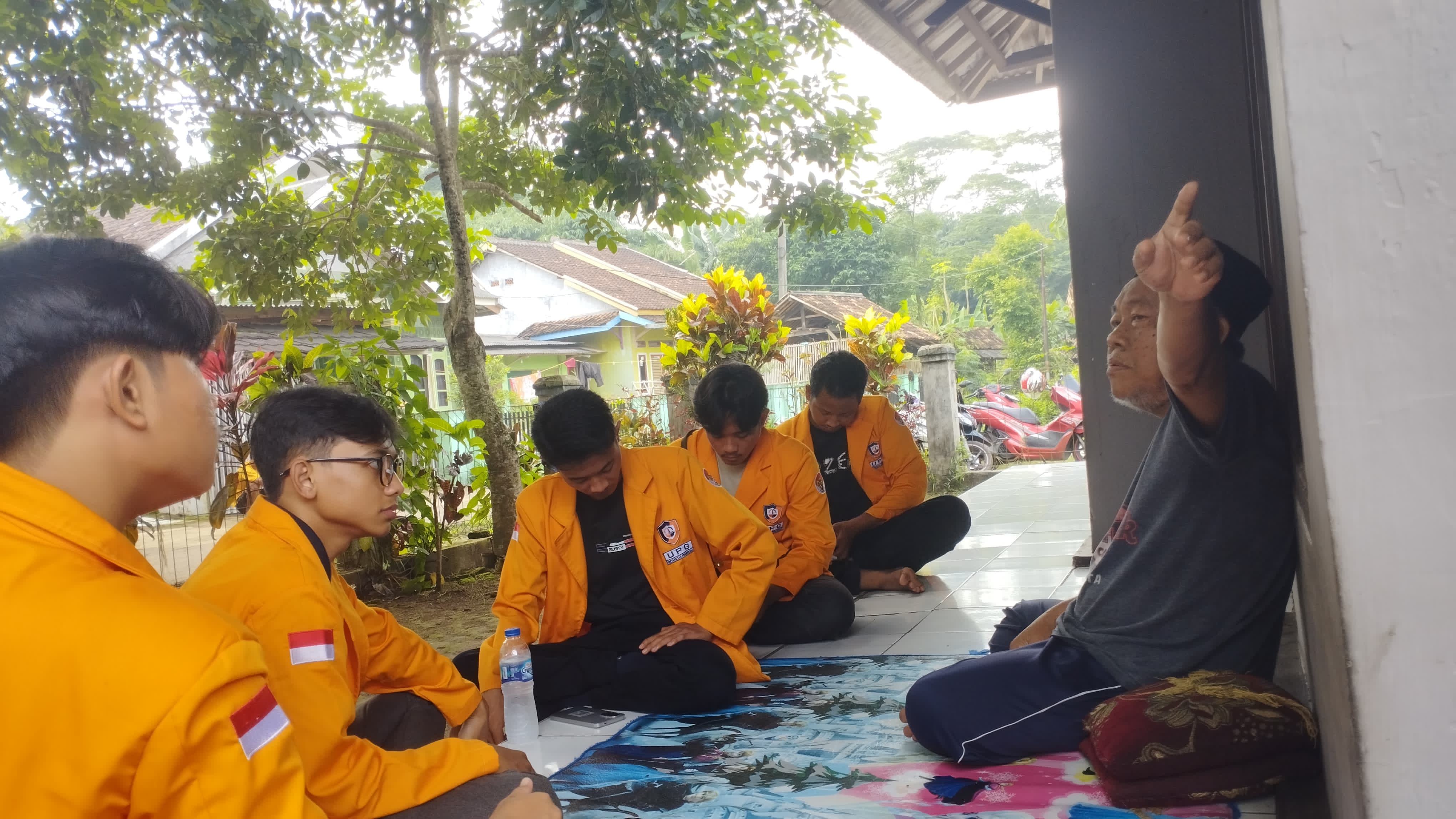 KKM 08 Universitas Primagraha: Silaturahmi&Observasi dengan RT, RW, dan UMKM